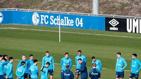 Auf Schalke setzt man die Hoffnung auf einen neuen Trainer: Dimitrios Grammozis (M) stimmt die Spieler ein.