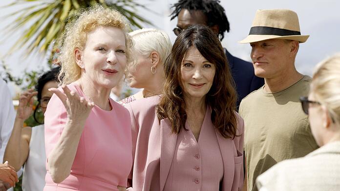 Es sind nur ganz wenige Deutsche, die sich in Cannes vor die Fotografen stellen können: Sunnyi Melles (links) und Iris Berben präsentierten "Triangle of Sadness", ein Ensemblefilm, bei dem auch Woody Harrelson (rechts) mitspielt.
