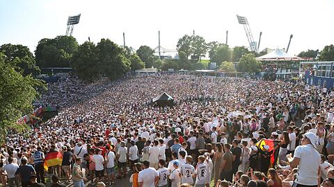 Zuschauer verfolgen in der Fanzone im Olympiapark die Übertragung des Spiels. Die Zwischenbilanz fällt positiv aus.