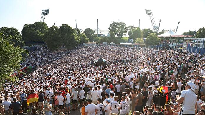 Zuschauer verfolgen in der Fanzone im Olympiapark die Übertragung des Spiels. Die Zwischenbilanz fällt positiv aus.