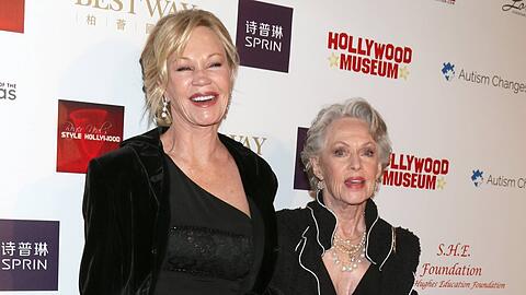 Melanie Griffith und Tippi Hedren zeigten sich früher oft zusammen auf dem roten Teppich. In den letzten Jahren sah man die "Die Vögel"-Ikone jedoch kaum noch in der Öffentlichkeit.