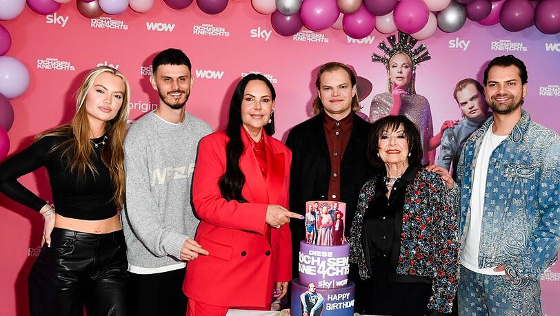 Jimi Blue Ochsenknecht mit seiner Familie bei der Premiere der neuen Folgen von "Die Ochsenknechts". Jimi Blue Ochsenknecht mit seiner Familie bei der Premiere der neuen Folgen von "Die Ochsenknechts".
