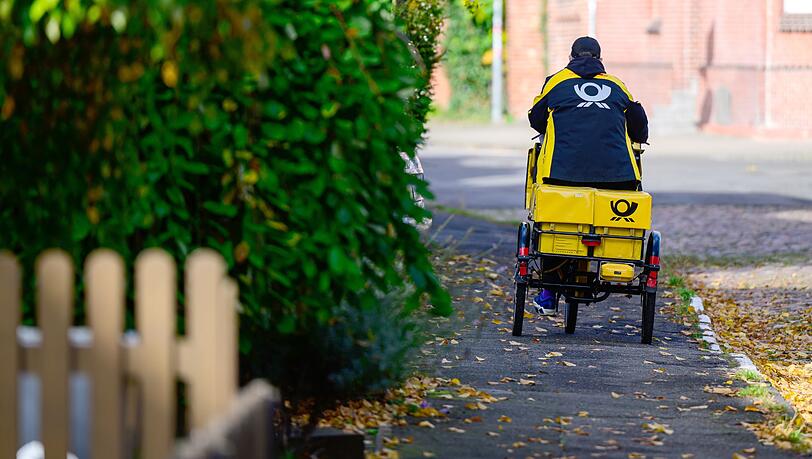 Ein Briefträger bei der Arbeit. Ein Briefträger bei der Arbeit.