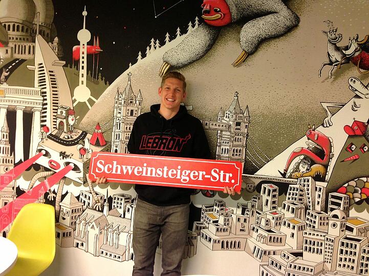Ein Straßen-Schild als Geschenk: Bayerns Vize-Kapitän Bastian Schweinsteiger, hier in der Agentur Avantgarde, freute sich über das Mitbringsel der AZ. Reiner Zufall übrigens, vor welchem Wahrzeichen er für das Foto posierte: Londons  Tower Bridge. Foto: Jans