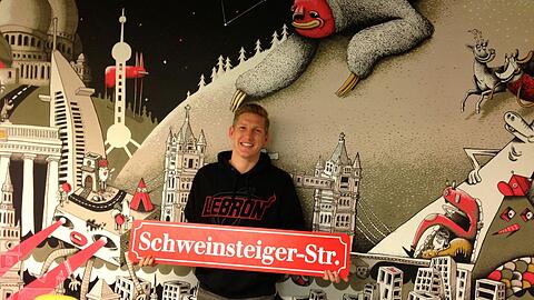 Ein Straßen-Schild als Geschenk: Bayerns Vize-Kapitän Bastian Schweinsteiger, hier in der Agentur Avantgarde, freute sich über das Mitbringsel der AZ. Reiner Zufall übrigens, vor welchem Wahrzeichen er für das Foto posierte: Londons  Tower Bridge. Foto: Jans