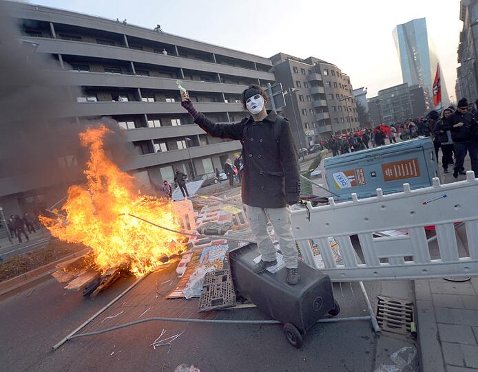 Der Protesttag der kapitalismuskritischen Blockupy-Bewegung hat in Frankfurt mit einer Welle der Gewalt begonnen