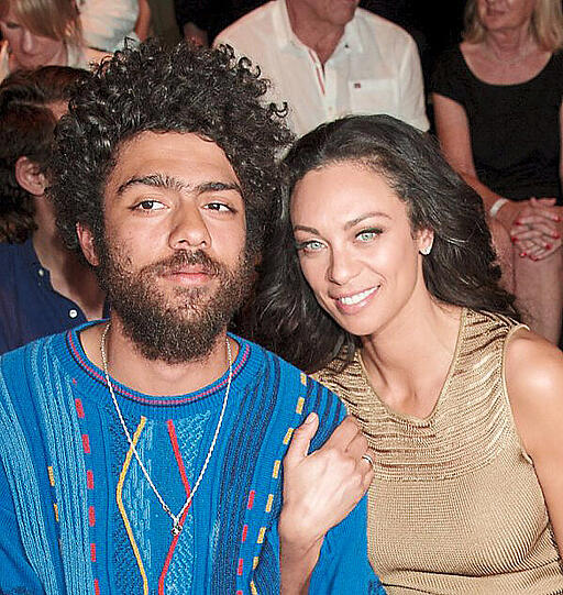 Hält sich an ihrem Stiefsohn fest: Lilly Becker mit Noah bei Lavera.