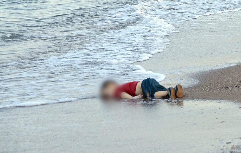 Traurige Stille: Das Bild des kleinen Flüchtlingsjungen Aylan (&dagger;3), sein lebloser Körper, das Gesicht im Sand, am 2. September an der türkischen Küste &ndash; ein Foto, das den Menschen weltweit die dramatische Situation der Geflüchteten in einer neuen Dimension vor Augen führte.