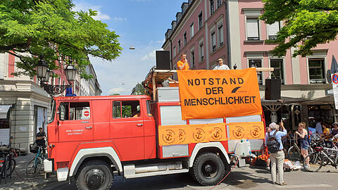 "Notstand der Menschlichkeit": Das Motto der Demo am Gärtnerplatz.