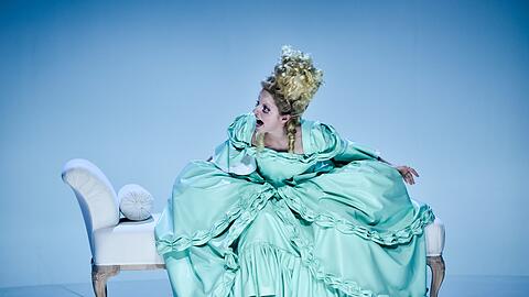 Anne Stein als Hedda Gabler.