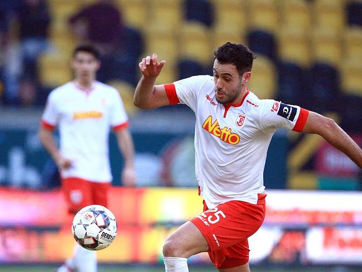 Hamadi Al Ghaddioui am Ball. Foto: Daniel Schäfer/Archivbild