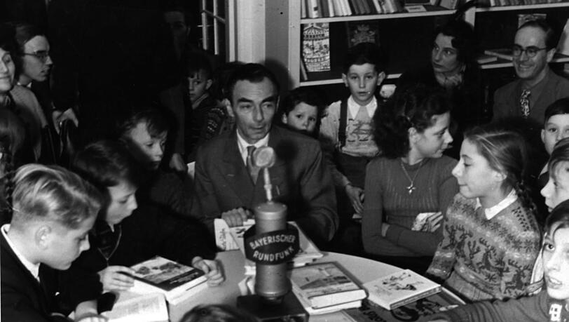 Inspiriert von Jella Lepman: Erich Kästner liest 1949 in der Internationalen Jugendbibliothek (IJB). Inspiriert von Jella Lepman: Erich Kästner liest 1949 in der Internationalen Jugendbibliothek (IJB).