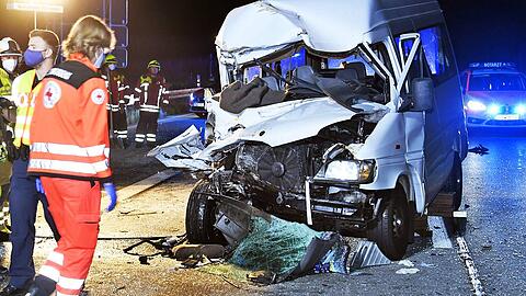 Die Front des Kleintransporters ist vollkommen zerstört.