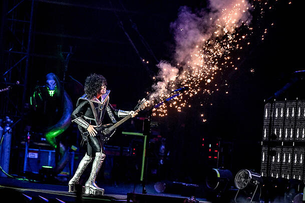 Eine Show beim KISS-Konzert: Raketen aus der Gitarre von Tommy Thayer Eine Show beim KISS-Konzert: Raketen aus der Gitarre von Tommy Thayer