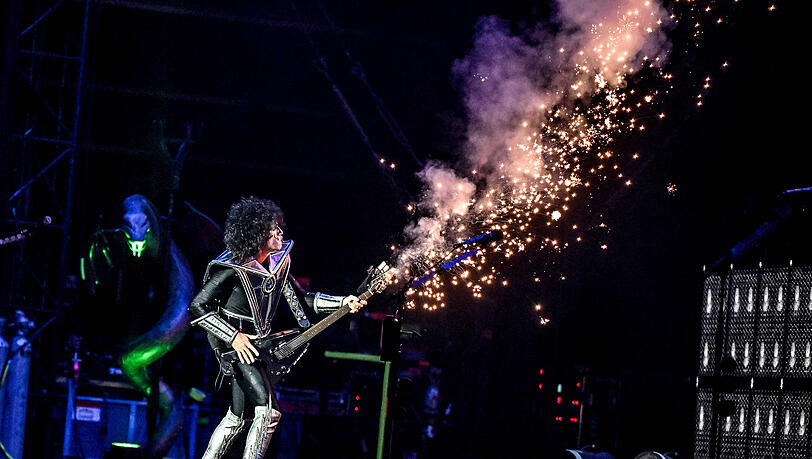 Eine Show beim KISS-Konzert: Raketen aus der Gitarre von Tommy Thayer Eine Show beim KISS-Konzert: Raketen aus der Gitarre von Tommy Thayer
