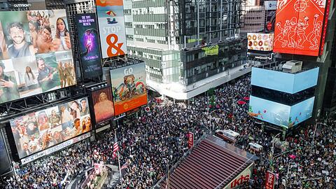 Tausende Demonstranten füllten den Times Square in New York.