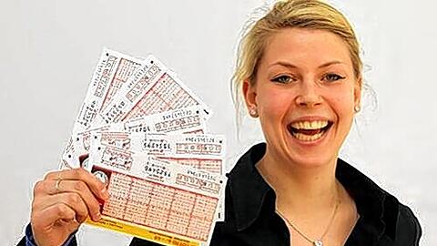 Griff zum Glück: Lottoscheine verheißen hohe Gewinne &ndash; dem Spieler und dem bayerischen Fiskus.