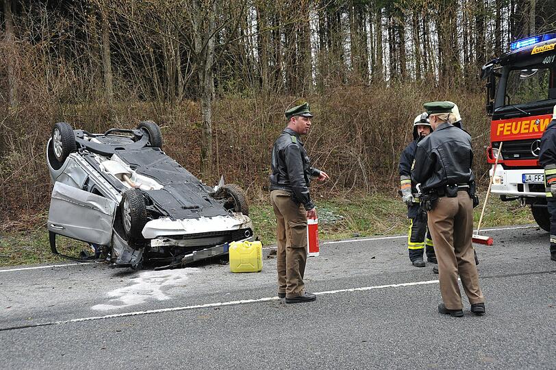 Schwerer Unfall  mit Überschlag auf der B299 bei Landshut Höhe Ried. Die Bilder.