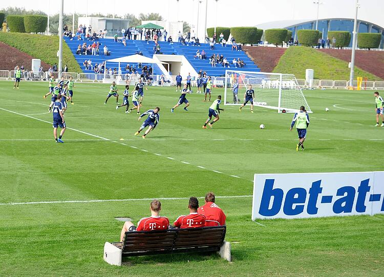 Die Bilder vom Besuch der Bayern auf dem Schalke-Trainingsgelände.