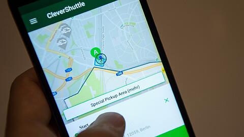 Beim Mitfahrdienst Clever Shuttle können Fahrgäste in ein Elektro-Taxi zusteigen, das bereits mit einem anderen Kunden unterwegs ist.