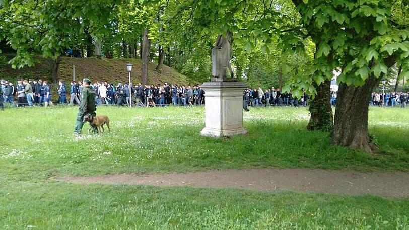 Die Polizei eskortiert rund 900 Löwen-Ultras vom Hofgarten zur U-Bahn.