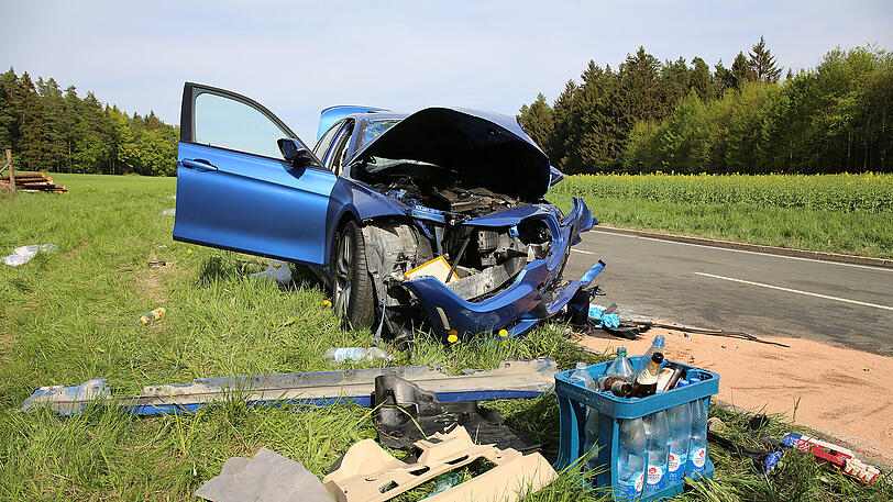 Der 3er BMW ist ein einziger Trümmerhaufen, der Fahrer wurde nach dem Unfall in seinem Wagen eingeklemmt. Offenbar lieferte er sich zuvor ein Rennen. Die Bilder vom Unfallort.