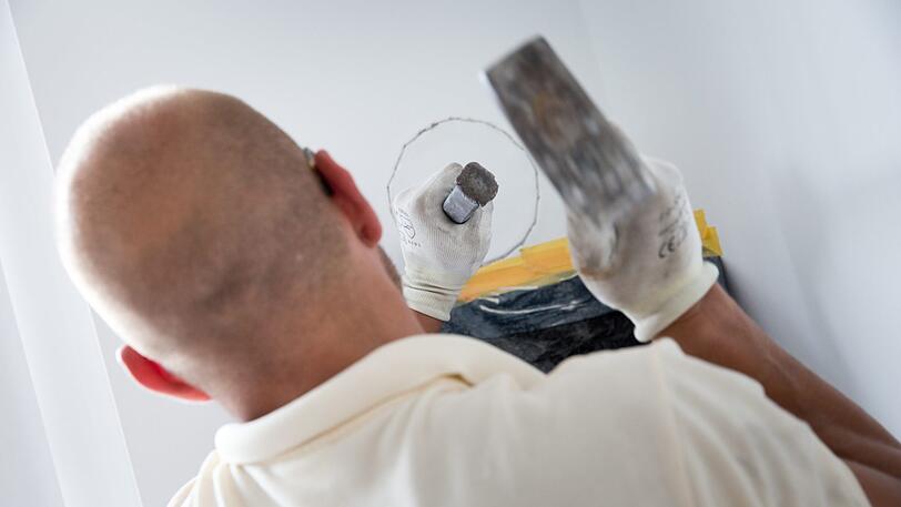 In Mindelheim wurde ein Handwerker von seiner Auftraggeberin in deren Wohnung eingesperrt. (Symbolfoto)