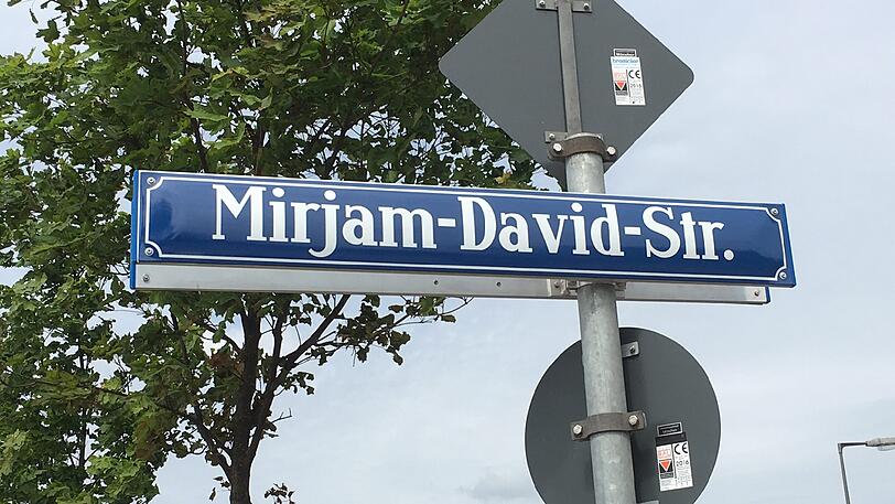 Tochter Franziska kam zur Einweihung des neuen Straßenschildes.