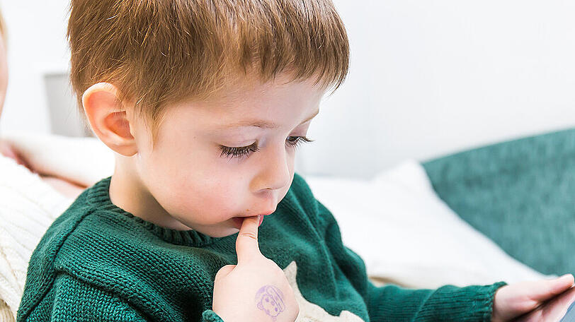 Kinder können mit Tablets spielerisch zum Lernen animiert werden.