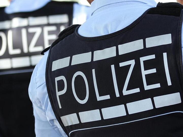 In Westen gekleidete Polizisten. Foto: Silas Stein/dpa