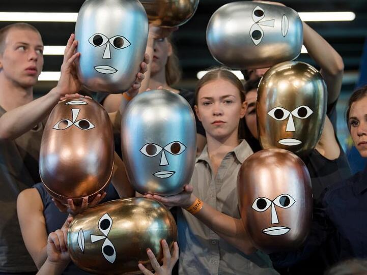 Studierende der Palucca Schule Dresden tanzen zur Eröffnung des Bauhaus Museums Dessau mit Bühnenmasken, die auf Oskar Schlemmer und das Bauhaus zurückgehen.