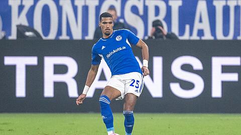 Schalkes Moritz Jenz spielt einen Pass.