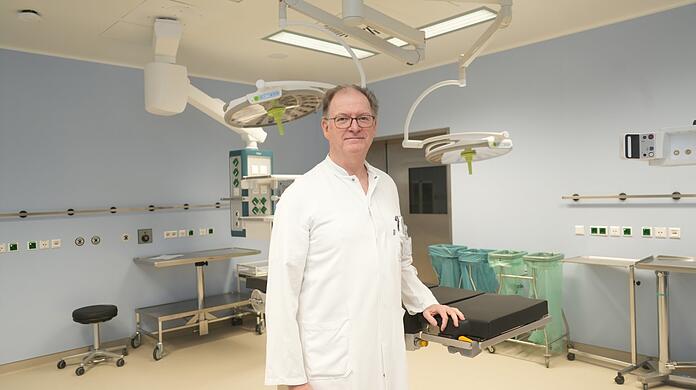 Die Lichtstimmung lässt sich in dem neuen OP gut anpassen. Das hat aber weniger romantische Gründe – sondern praktische. So werden Kontraste gut sichtbar und das Operieren fällt leichter, erzählt Professor Stuart Hosie, der Chef der Kinder-Chirurgie.