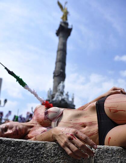 In Mexico City haben zahlreiche Tierschützer mit einer spektakulären Aktion gegen Stierkämpfe protestiert - die Bilder.