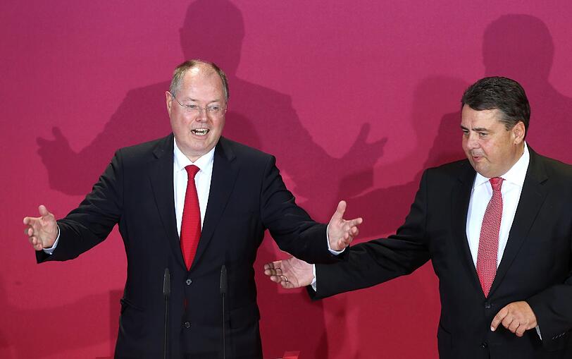 SPD-Kanzlerkandidat Peer Steinbrück (l) und  SPD-Parteivorsitzender Sigmar Gabriel am 22.09.2013 in der Parteizentrale in Berlin auf die Ergebnisse der Bundestagswahl.