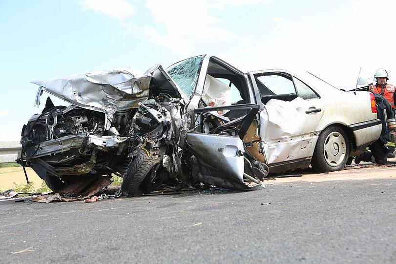 Horror-Unfall in Unterfranken: Bei dem Frontal-Crash kommen zwei Menschen ums Leben.