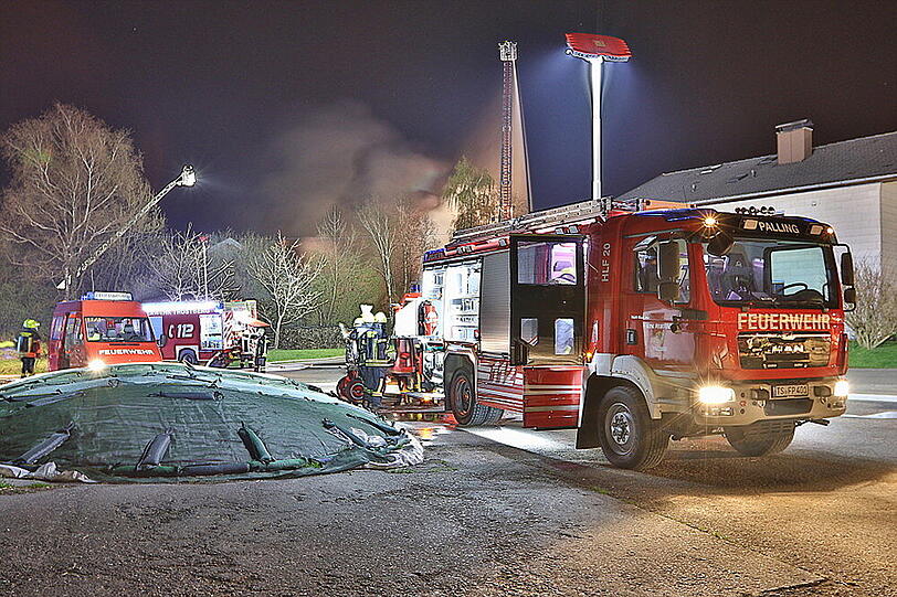 Eine komplett zerstörte Maschinenhalle und ein Großaufgebot der Feuerwehr: Die Bilder aus Baumhaum.