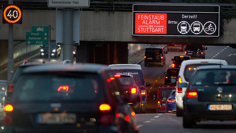 Ein Verbund aus öffentlichen Verkehrsmitteln, Carsharing, Rad- und Fußverkehr soll so attraktiv gestaltet werden, dass ein großer Teil der Menschen auf den Besitz privater Pkw verzichtet. Ein Verbund aus öffentlichen Verkehrsmitteln, Carsharing, Rad- und Fußverkehr soll so attraktiv gestaltet werden, dass ein großer Teil der Menschen auf den Besitz privater Pkw verzichtet.