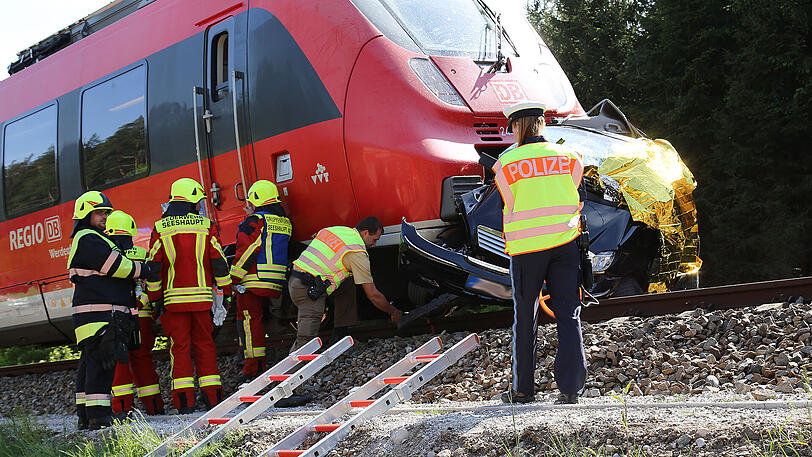 Es passiert immer wieder: An Bahnübergängen ohne Schranken werden Autos von Zügen erfasst. Am Montag hatte ein solcher Unfall am Starnberger See schreckliche Folgen.