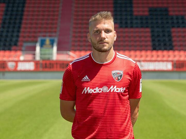 Spieler Robert Leipertz beim Fototermin FC Ingolstadt für die Saison 2018/19 im Audi Sportpark. Foto: Armin Weigel/Archiv