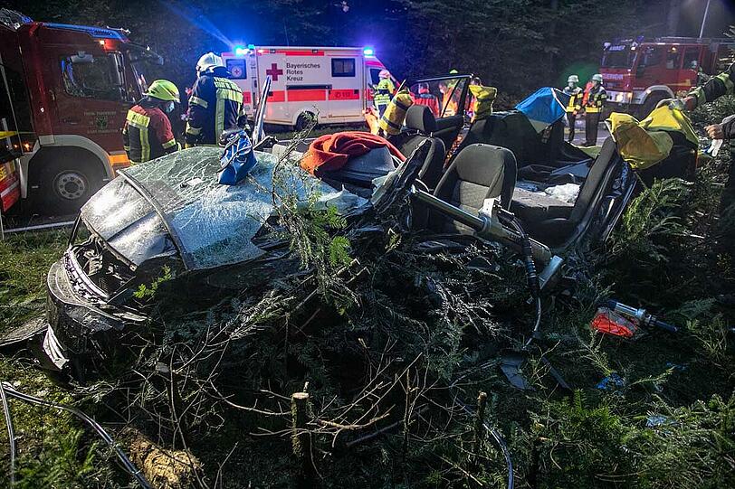 Bei dem missglückten Überholmanöver prallte ein VW Transporter frontal in einen Skoda, beide Fahrer wurden schwer verletzt.