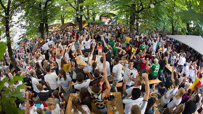 Leinwände wird es in einigen Biergärten auch in diesem Jahr geben. Die Spiele sollen dennoch nur "im Hintergrund" laufen.