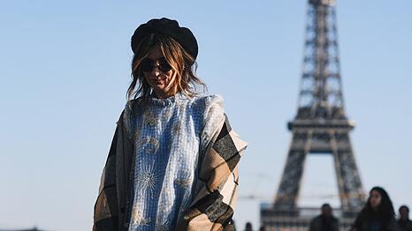Dress like a French Girl: Baskenmützen sind im Frühjahr 2023 unsere liebsten Kopfbedeckungen.