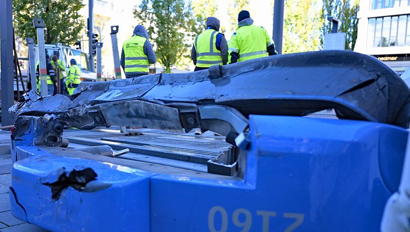 Teile der entgleisten Tram liegen am Unfallort. Teile der entgleisten Tram liegen am Unfallort.