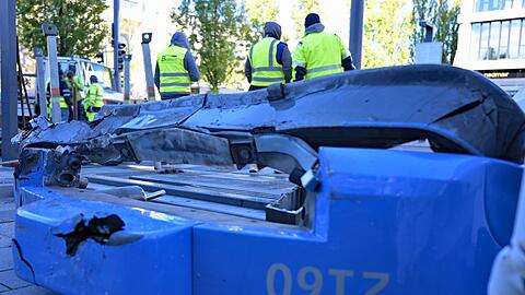 Teile der entgleisten Tram liegen am Unfallort.