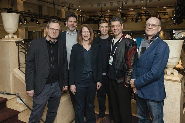 Von links: Regisseur Lancelot von Naso, Produzent Philipp Schall, ausf&uuml;hrende Produzentin Eva Gerstenberg, Ferdinand Hofer (Rolle: Kalli Hammermann), Carlo Ljubek (Rolle: Nikola Buvak) und Produzent Martin Choroba bei den Dreharbeiten w&auml;hrend der M&uuml;nchner Sicherheitskonferrenz.