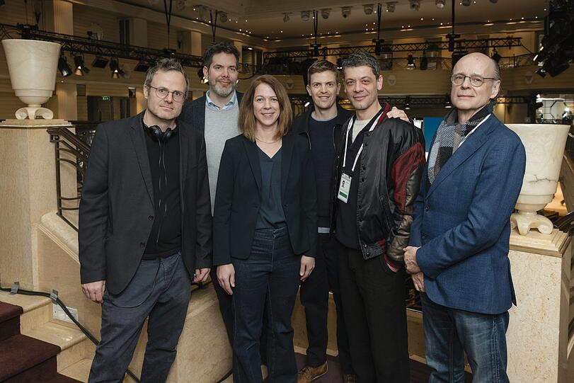 Von links: Regisseur Lancelot von Naso, Produzent Philipp Schall, ausf&uuml;hrende Produzentin Eva Gerstenberg, Ferdinand Hofer (Rolle: Kalli Hammermann), Carlo Ljubek (Rolle: Nikola Buvak) und Produzent Martin Choroba bei den Dreharbeiten w&auml;hrend der M&uuml;nchner Sicherheitskonferrenz.