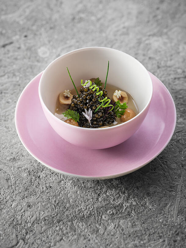 Ein Gericht aus dem Restaurant Jan: Chawanmushi, Kaviar, Rumrosinen und Haselnüsse. Ein Gericht aus dem Restaurant Jan: Chawanmushi, Kaviar, Rumrosinen und Haselnüsse.