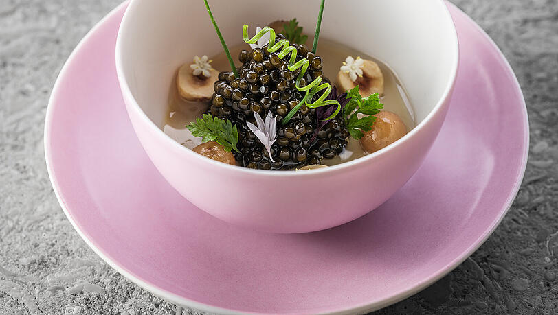 Ein Gericht aus dem Restaurant Jan: Chawanmushi, Kaviar, Rumrosinen und Haseln&uuml;sse.