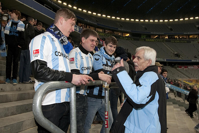 Sein erster Weg führte ihn zu den Fans - Dieter Schneider betätigt sich als Trommler.